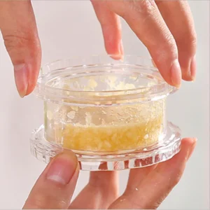 Kitchen Multifunctional Garlic Manual Garlic Press Simple, Convenient and Easy To Carry Manual Garlic Press Roll Crusher Chopper